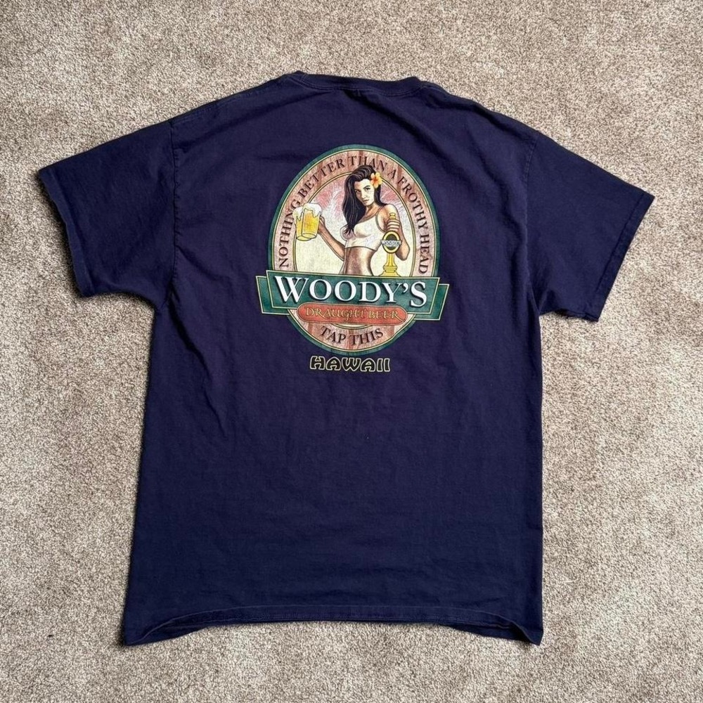 NAVY "WOODY'S HAWAII" GRAPHIC TEE